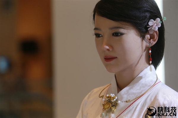 中國日本美女機(jī)器人對比：一個(gè)“形”像一個(gè)“神”像