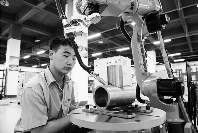資本熱情吹大泡沫 近百家上市公司涉足機器人產業