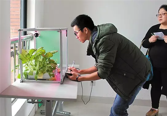 機(jī)器人幫你在家種菜 自給自足還不占地方