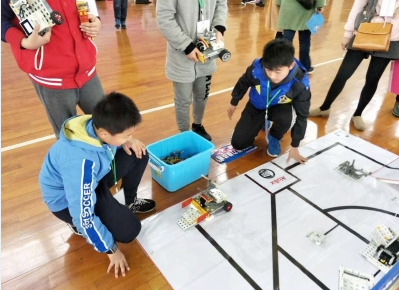 青少年機(jī)器人大賽開(kāi)賽  小科學(xué)家“腦洞大開(kāi)”