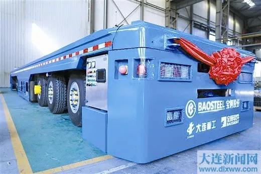 大連重工研制的百噸級AGV智能運(yùn)輸車交付使用