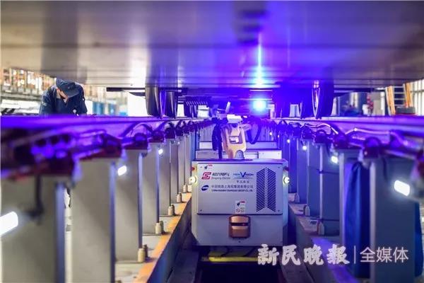 AGV+機(jī)械手 動車組檢測機(jī)器人在上海投入使用