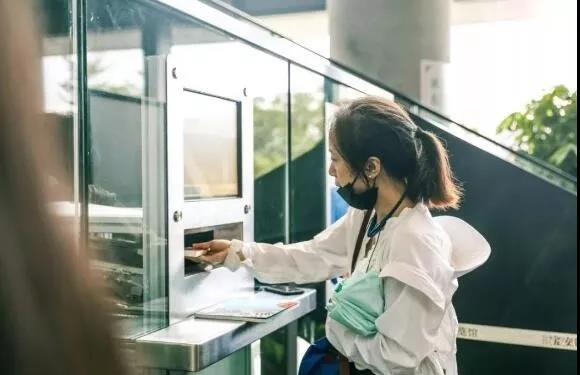 深圳寶安圖書館AGV機(jī)器人投用 效率是人工的10倍