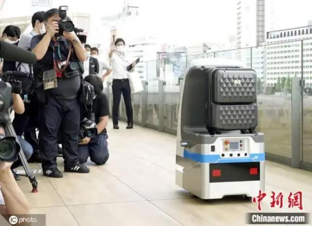 日本打造“未來車站” 消毒、送餐機器人齊上崗
